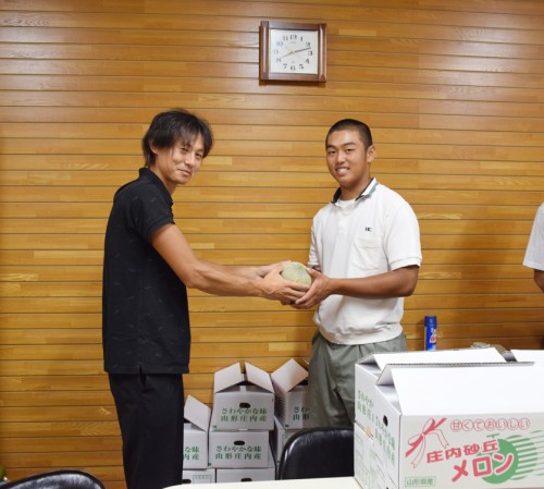 田村裕介委員長(左)と佐藤要主将(右)